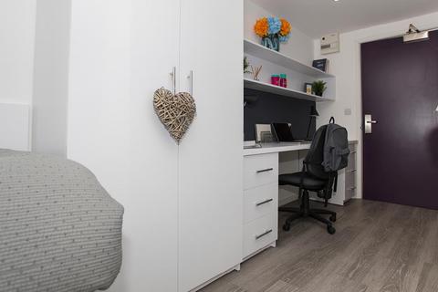 Studio to rent, Popes Lane, London W5