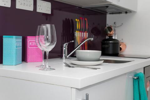 Studio to rent, Popes Lane, London W5