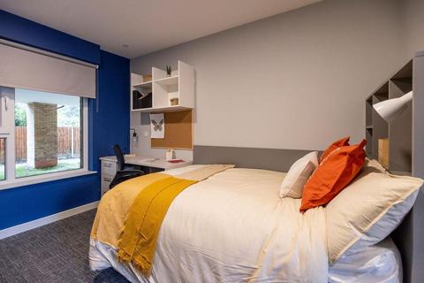 Studio to rent, Ash Grove, Guildford GU2