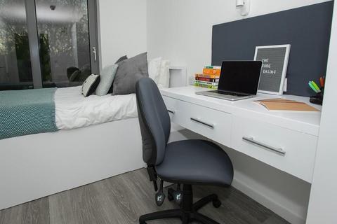 Studio to rent, Popes Lane, London W5