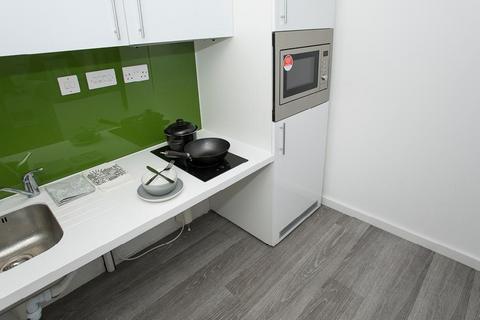 Studio to rent, Popes Lane, London W5