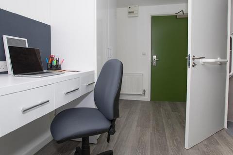 Studio to rent, Popes Lane, London W5