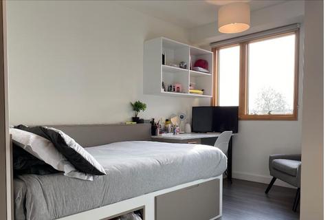 Studio to rent, Green Lanes, London N16