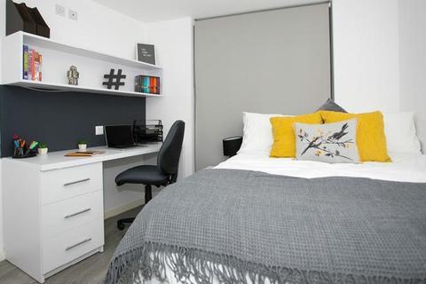 Studio to rent, Popes Lane, London W5