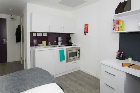 Studio to rent, Popes Lane, London W5