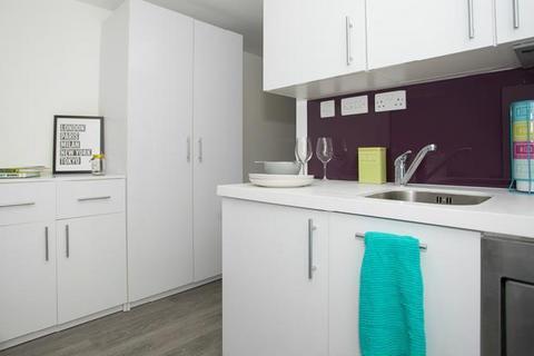 Studio to rent, Popes Lane, London W5