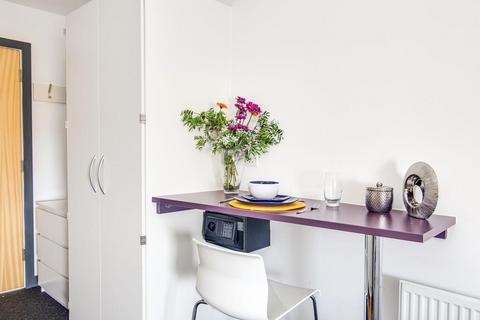 Studio to rent, Fulham Palace Road, London W6
