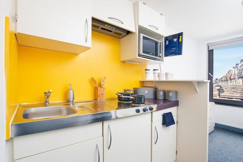 Studio to rent, Fulham Palace Road, London W6