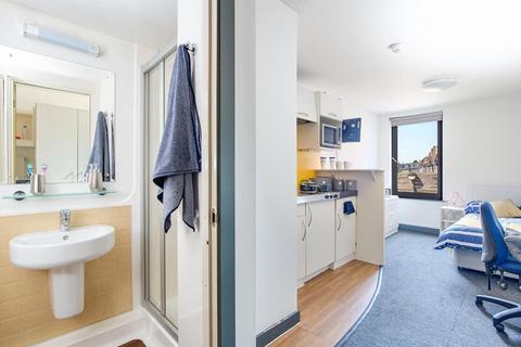 Studio to rent, Fulham Palace Road, London W6
