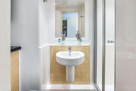 Studio to rent, Fulham Palace Road, London W6