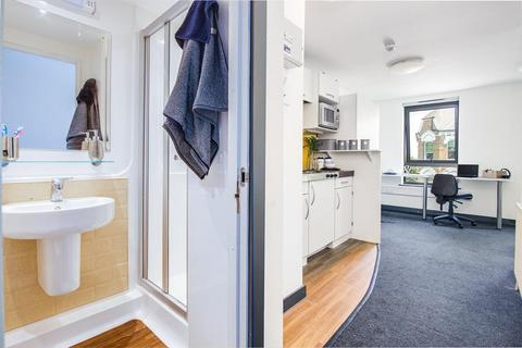 Studio to rent, Fulham Palace Road, London W6