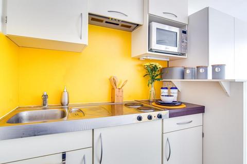 Studio to rent, Fulham Palace Road, London W6