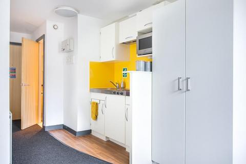 Studio to rent, Fulham Palace Road, London W6