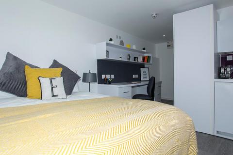 Studio to rent, Popes Lane, London W5