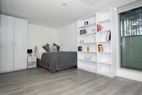 Studio to rent, Popes Lane, London W5