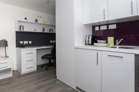 Studio to rent, Popes Lane, London W5