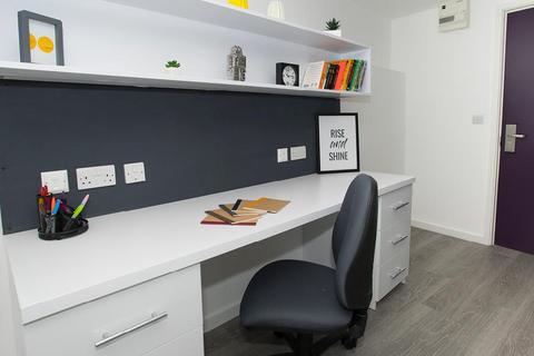 Studio to rent, Popes Lane, London W5