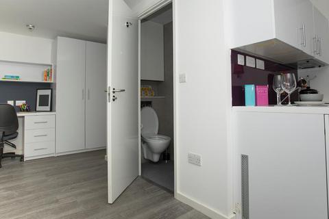 Studio to rent, Popes Lane, London W5