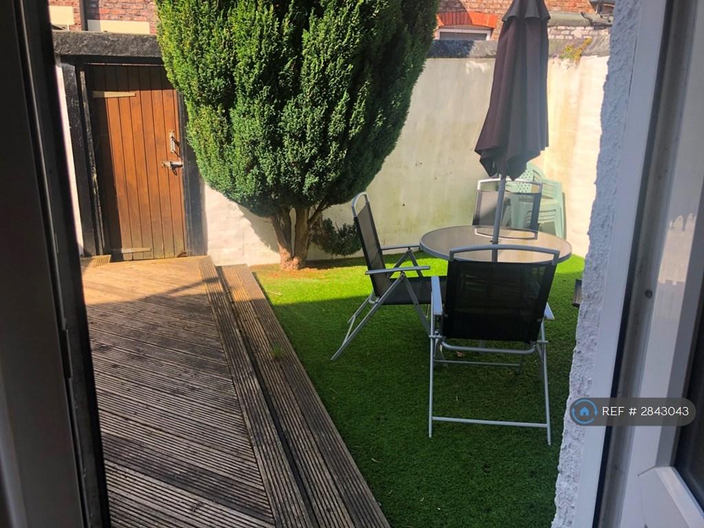 Back 'Yardin', Decked And Artificial Lawn