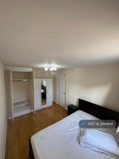 1 bedroom in a house share to rent, Lake Close, London, RM8