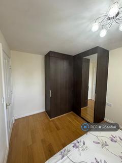 1 bedroom in a house share to rent, Lake Close, London, RM8