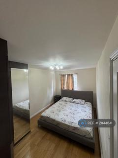 1 bedroom in a house share to rent, Lake Close, London, RM8