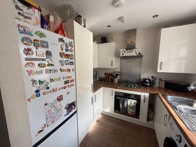 Kitchen 2.jpg