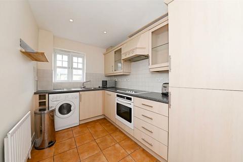 2 bedroom flat for sale, Woodberry Close, London, NW7