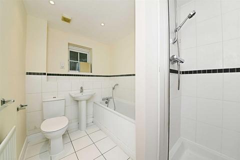 2 bedroom flat for sale, Woodberry Close, London, NW7