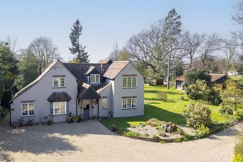 4 bedroom cottage for sale, Colchester Road, Ardleigh