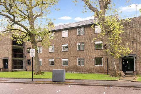 3 bedroom flat to rent, Grice Court, London