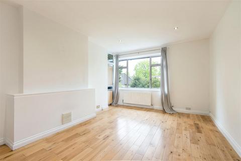 3 bedroom flat to rent, Grice Court, London