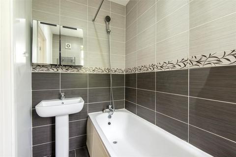 3 bedroom flat to rent, Grice Court, London