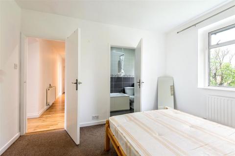 3 bedroom flat to rent, Grice Court, London