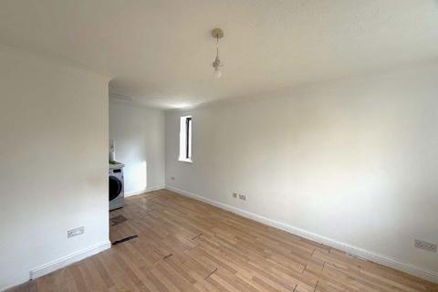 Studio to rent, Swan Drive, London NW9
