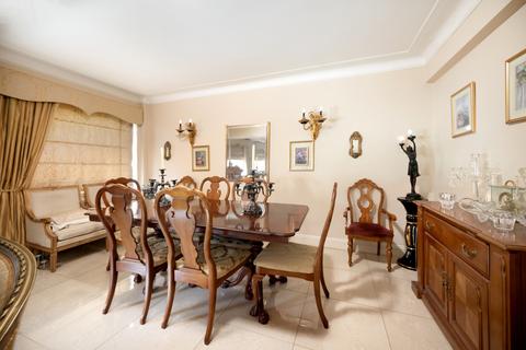 3 bedroom apartment for sale, Bentinck Close, 76-82 Prince Albert Road, London, NW8