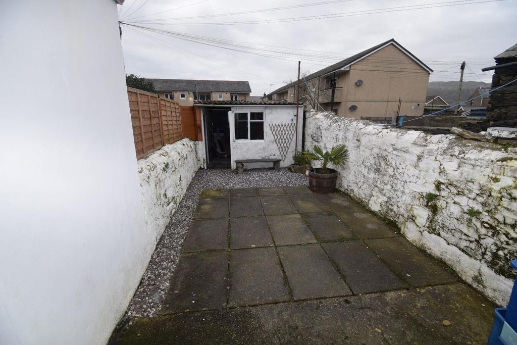 Rear Garden to Garage.JPG