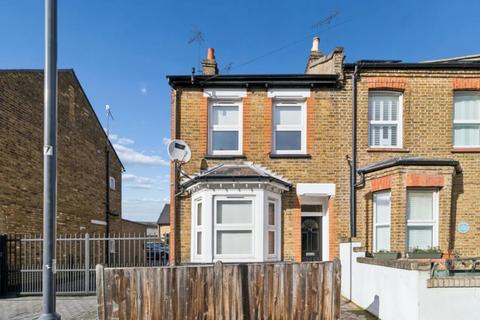 2 bedroom end of terrace house to rent, Stanley Road, Harrow