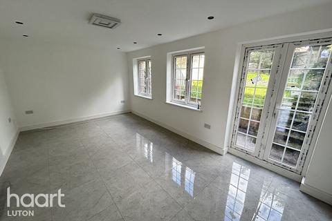 3 bedroom terraced house to rent, Porlock Drive, LUTON