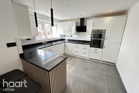 3 bedroom terraced house to rent, Porlock Drive, LUTON