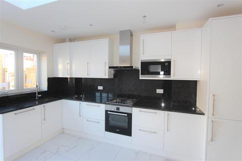 4 bedroom terraced house to rent, Hampden Way, Southgate N14