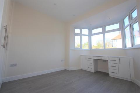 4 bedroom terraced house to rent, Hampden Way, Southgate N14