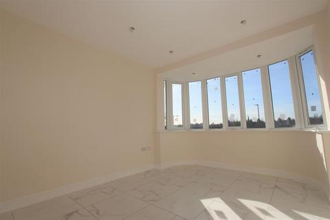 4 bedroom terraced house to rent, Hampden Way, Southgate N14
