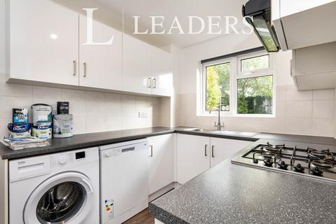 3 bedroom house to rent, Torridon Close, Woking, GU21