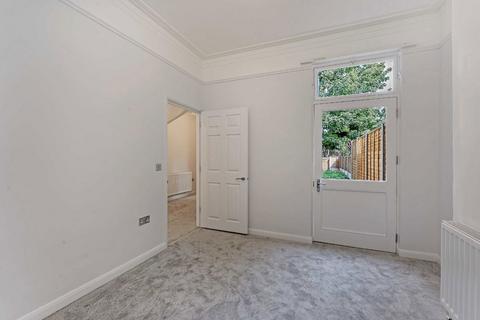 1 bedroom flat to rent, Radbourne Road, London SW12