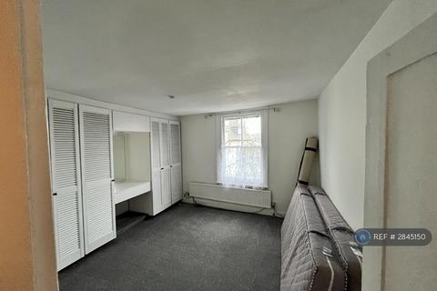 3 bedroom end of terrace house to rent, New Road, Ware, SG12