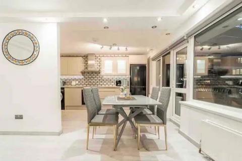 3 bedroom apartment to rent, Endell Street
