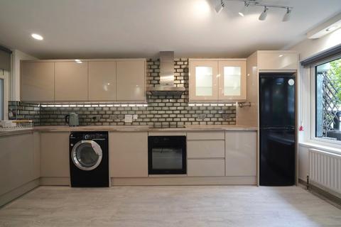 3 bedroom apartment to rent, Endell Street