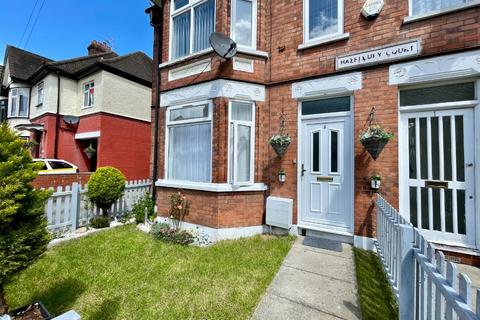 1 bedroom ground floor maisonette for sale, Hazelbury Court, Hazelbury Crescent, Luton, Bedfordshire, LU1 1DG