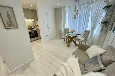 1 bedroom ground floor maisonette for sale, Hazelbury Court, Hazelbury Crescent, Luton, Bedfordshire, LU1 1DG